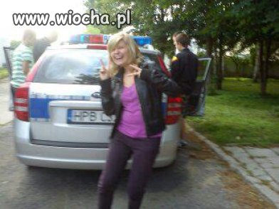 Nie ma to jak taka słit focia przy radiowozie.
