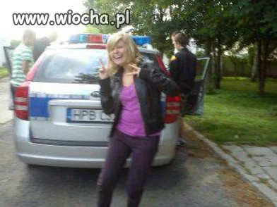 Nie ma to jak taka słit focia przy radiowozie.