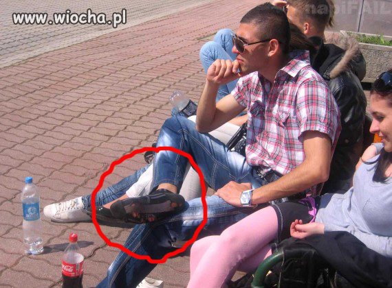 Jaki przystojniak ze mnie i te dziurawe skarpety...