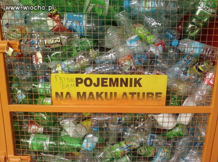 Pojemnik na makulaturę haha 