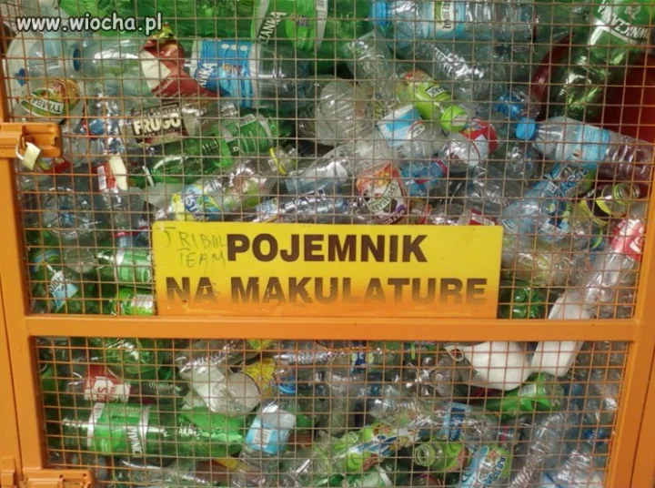 Pojemnik na makulaturę haha 