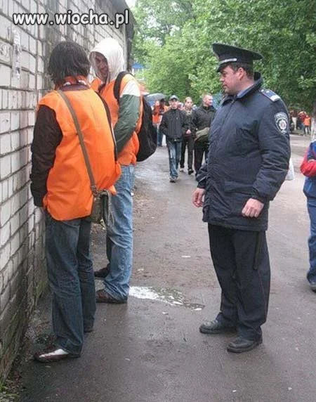 Czeka w kolejce...czy może podziwia!!!???