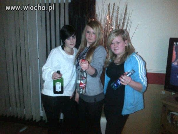 Nastolatki szpanujące alkoholem