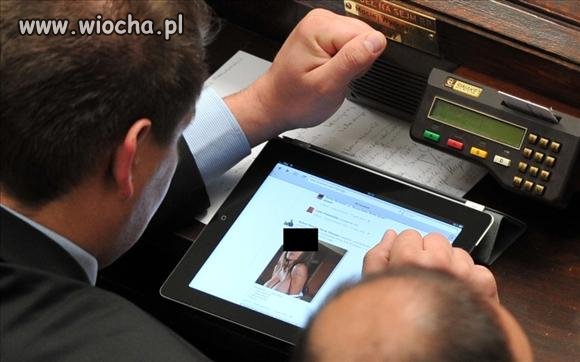 Posłowie oglądają pornosy na tabletach w Sejmie!