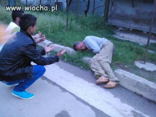 Bezdomny + te ręcę co to ma oznaczać wiocha.pl