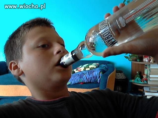 12-latek udający, że pije wódkę...