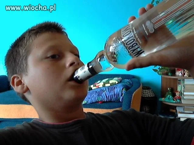 12-latek udający, że pije wódkę...