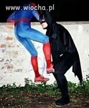 Superbohater z pomocą kolegi powraca