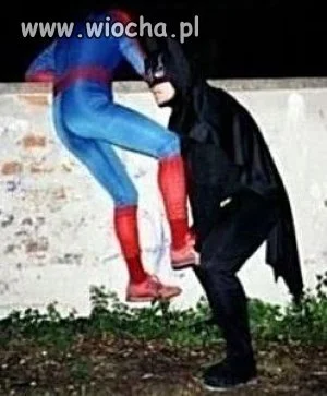 Superbohater z pomocą kolegi powraca