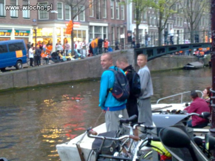 Wieśniaki w Amsterdamie...I szczanie do wody...Masakra