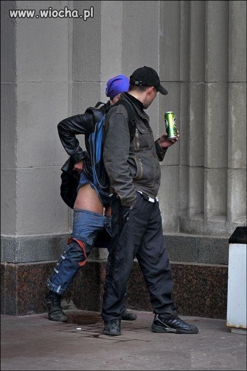 Mamy sprzątać po swoim psie, a po suczce?...