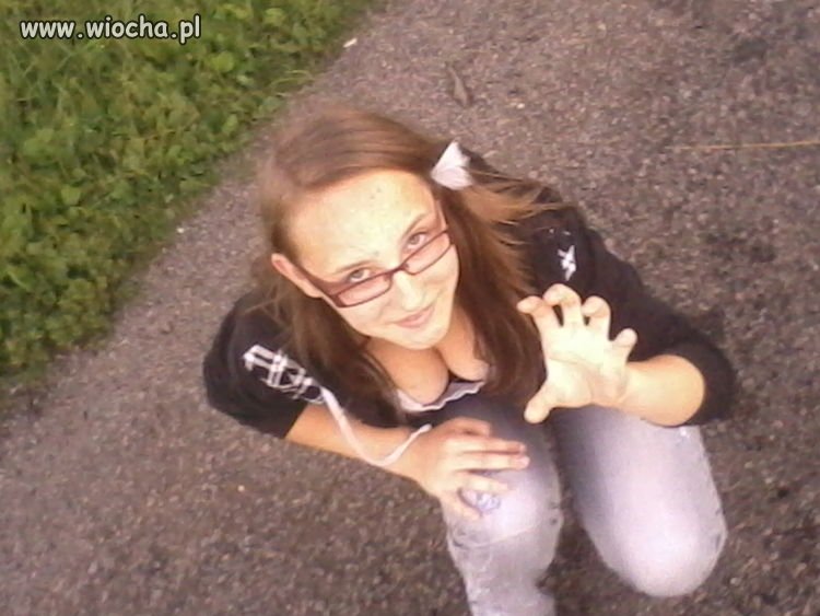 Cycki są, dziwna poza jest i coś we włosach