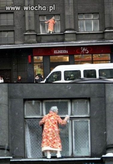 Babcia myje okno