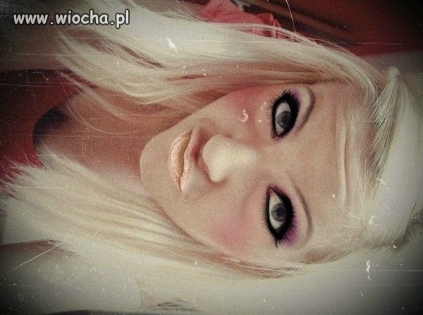 Chyba troche przesadziła z makijażem