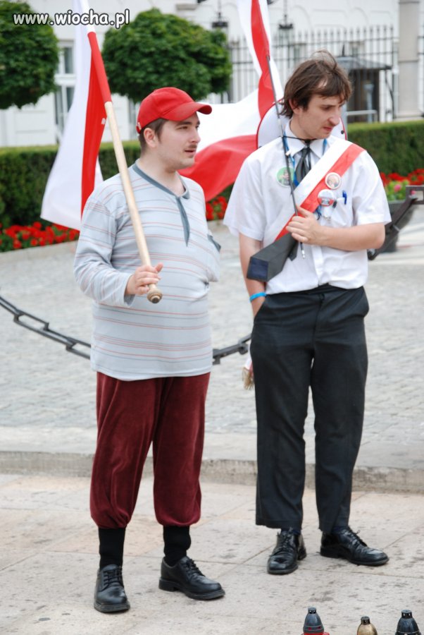 W obronie krzyża przed Pałacem Prezydenckim