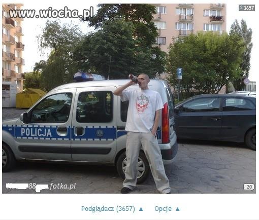 Piwko i fotka koło radiowozu.