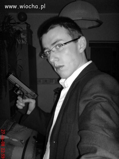 Facet w czerni uwaga bo będę strzelał