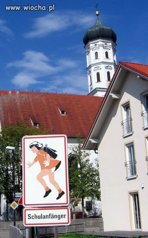 Uwaga na pierwszoklasistow, szyld przed kosciolem