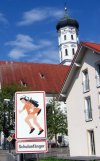 Uwaga na pierwszoklasistow, szyld przed kosciolem
