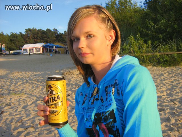14-letnia tapeciara z puszką piwa w ręce. 