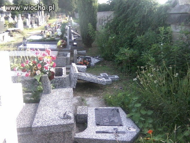 Dwóch nastolatków zniszczyło kilkanaście nagrobków