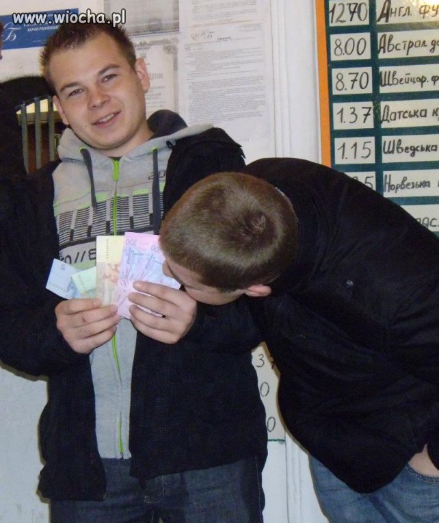 Szpan na dolary wiocha.
