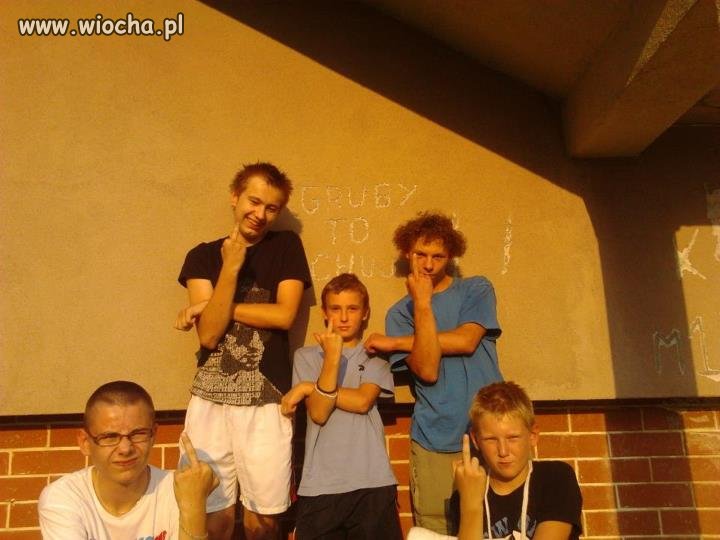 Się dzieciaki bawią.