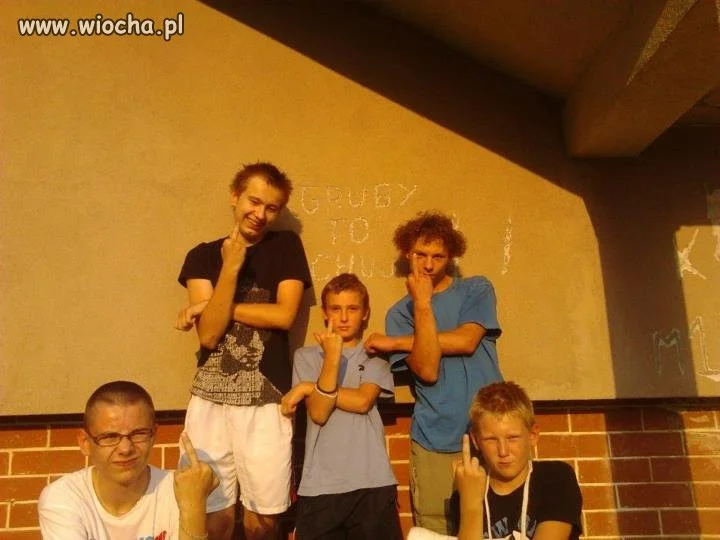 Się dzieciaki bawią.