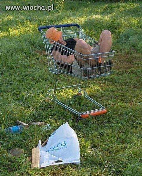 Znalazł sobie miejscówkę w kradzionym wózku z marketu