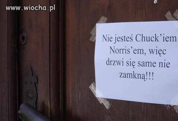 Na pewnych drzwiach w pewnym ...