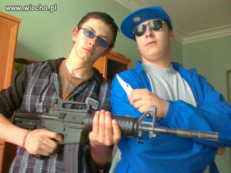 GANGsta  z plastikowy pistoletem i nożykiem