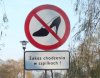 Zakaz chodzenia w szpilkach!