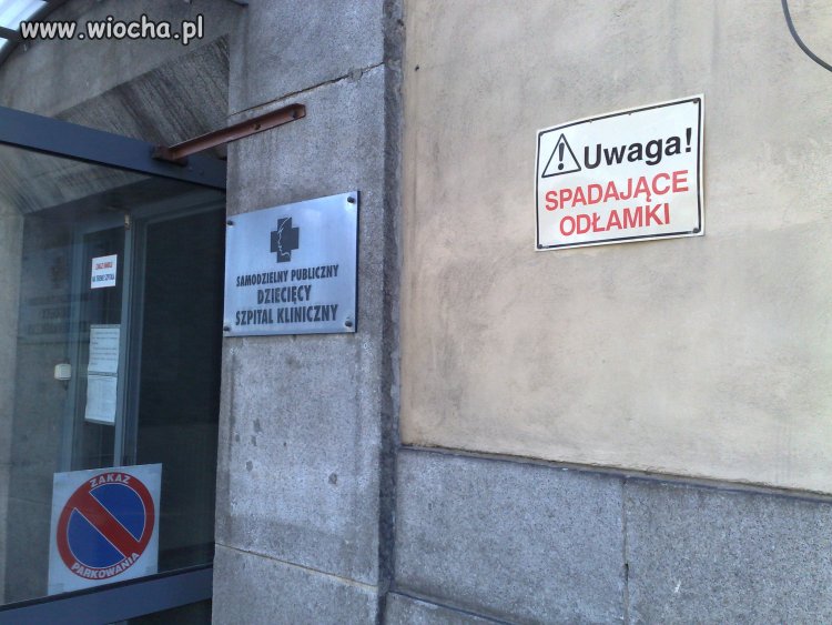 W stolicy...główne wejście do szpitala...