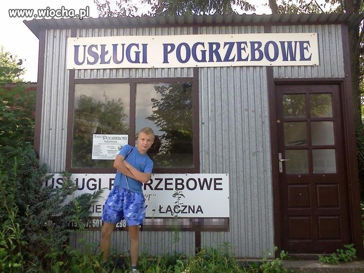 Sweet focia przed zakładem pogrzebowym 