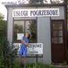 Sweet focia przed zakładem pogrzebowym 