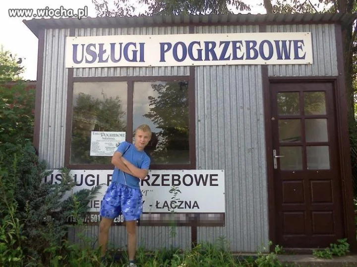 Sweet focia przed zakładem pogrzebowym 