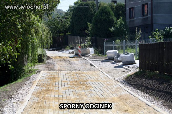 Andrychów - Brak 17m nawierzchni w połowie drogi,
