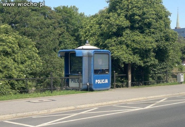Komisariat czy budka z hot dogami?