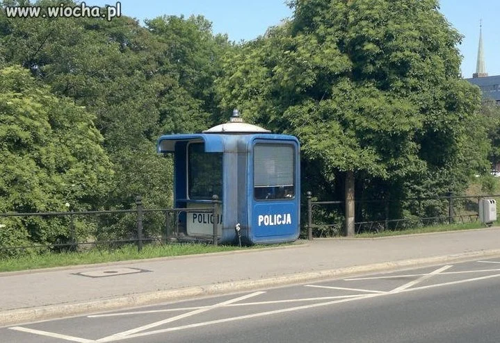 Komisariat czy budka z hot dogami?