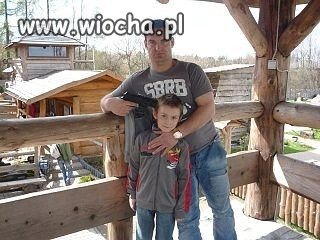 Mądry tatuś i mądrzejsza mamusia robiąca zdjęcie