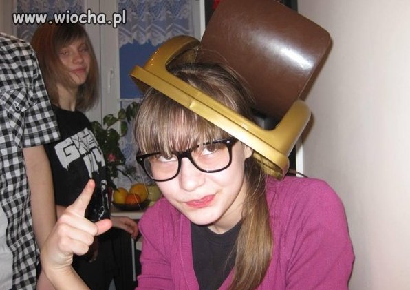 Takie z koszem na głowie.