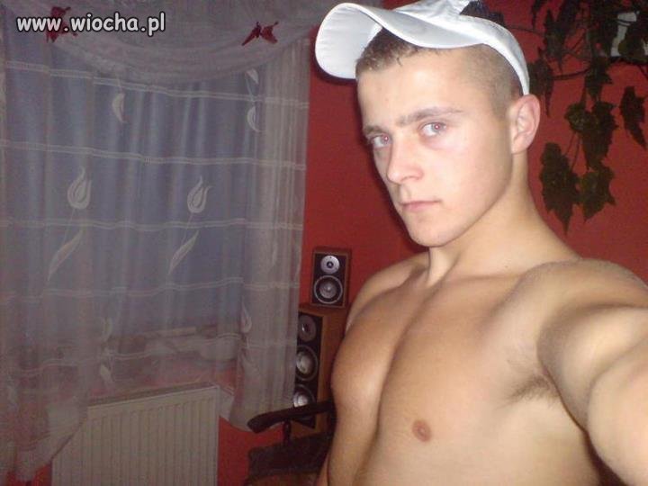 Koks, napinka, gola klata i biała czapeczka