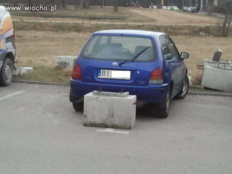 Karny k***s za ch***e parkowanie