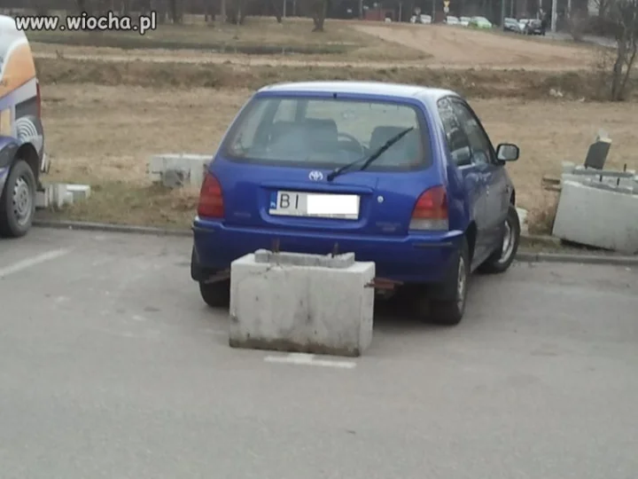 Karny k***s za ch***e parkowanie