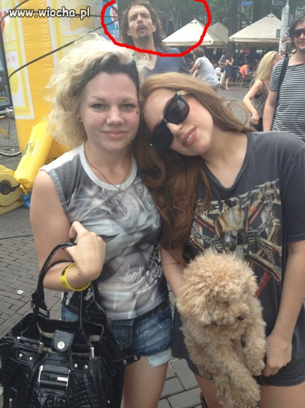 Ciekawe co on tam widzi 