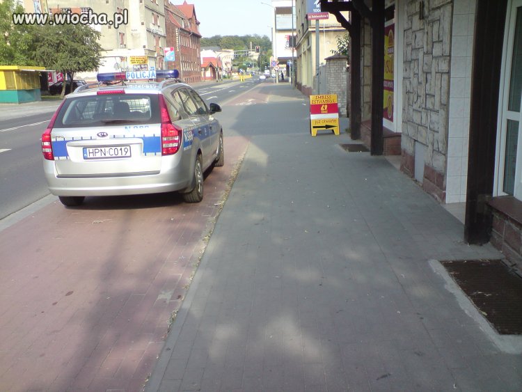 Policjanci na kebabie a radiowóz na chodniku!