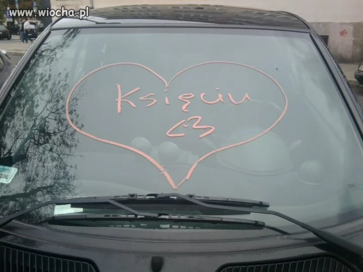 Szczere wyznanie na szybie samochodu 