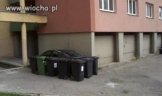 A żeby sąsiedzi się nie czepiali że pod klatka
