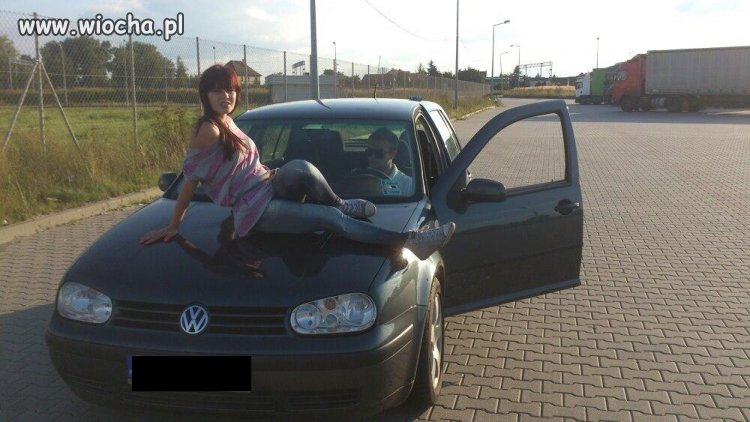 Lansik na masce auta