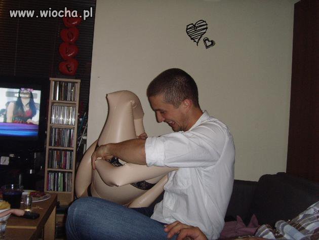 Prawiczek uczy się anatomii kobiety na lali!!!